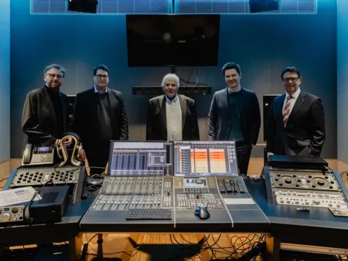 5 Personen in einem modernen Tonstudio
